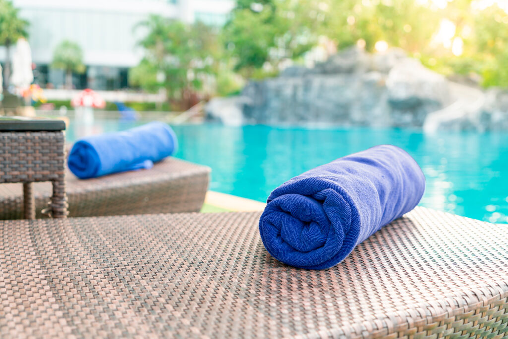 Toallas de tumbona para hotel: claves para una experiencia premium en zonas de piscina y spa